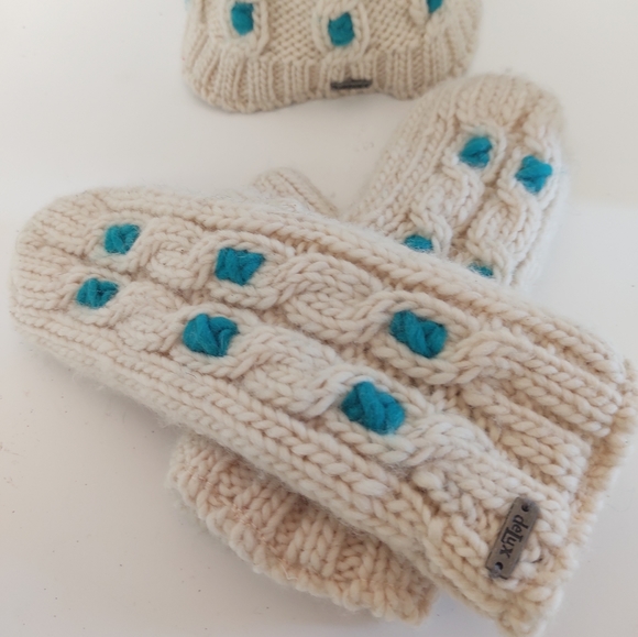 KNITWITS Originals by deLUX | Handmade Winter Pomp Hat Toque + Matching Mittens - Picture 3 of 12